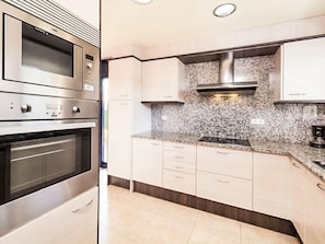 Casa, 5 habitaciones | Cocina privada