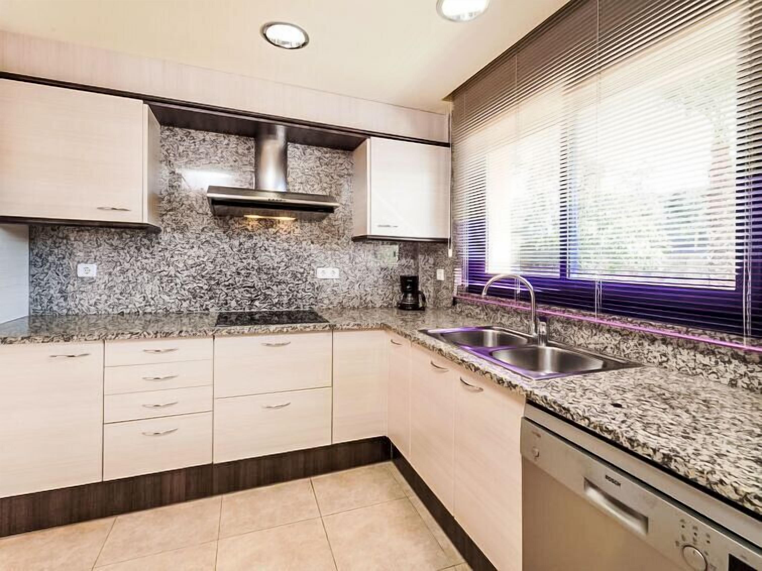 House, 5 Bedrooms | Private kitchen