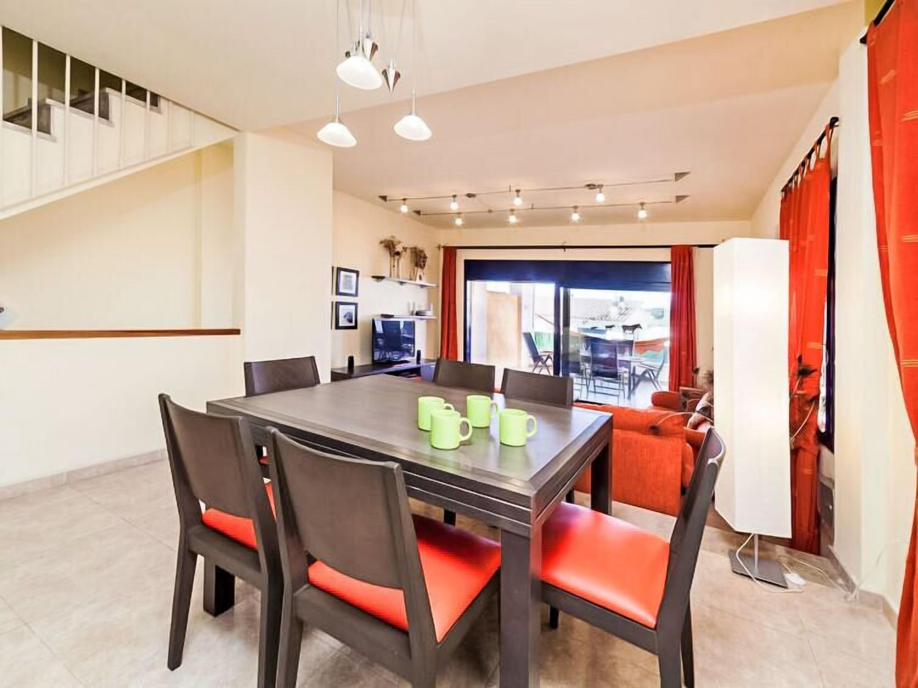 House, 5 Bedrooms | Tempat makan