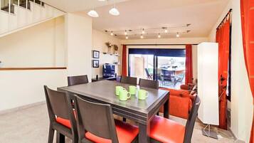 House, 5 Bedrooms | Tempat makan