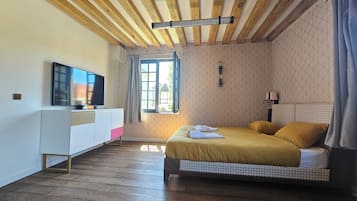 5 slaapkamers, een bureau, een strijkplank/strijkijzer, reisbedje