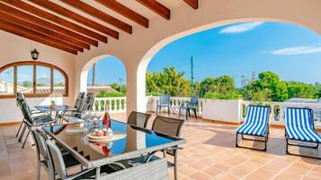 Casa, diversos dormitoris, terrassa | Servei de restauració a l'aire lliure