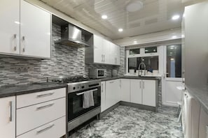 Een koelkast, een microgolfoven, een oven, een kookplaat