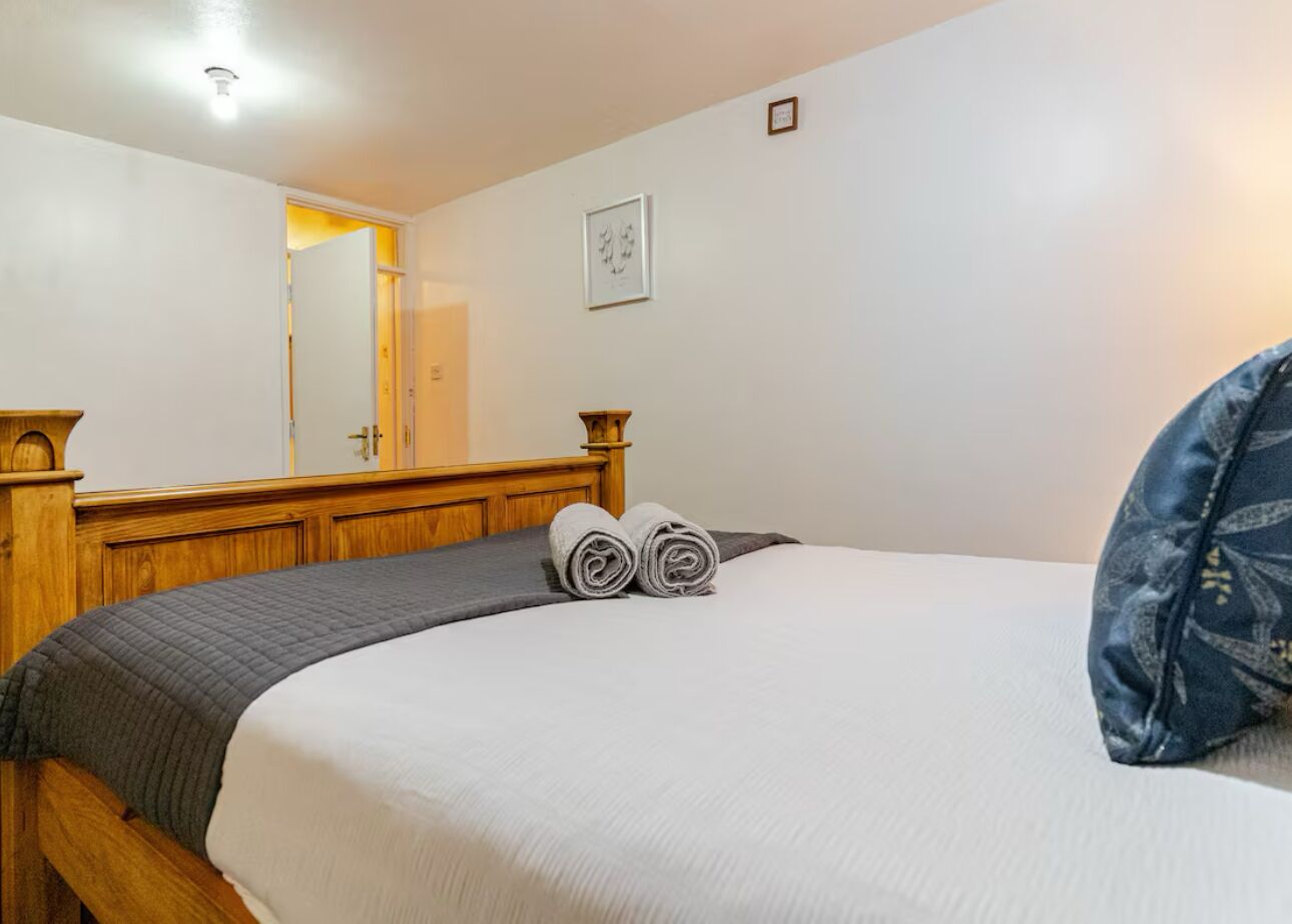 4 bedrooms, desk, iron/ironing board, WiFi