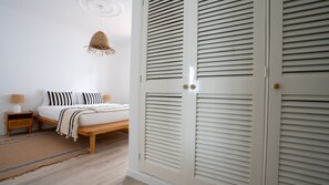 4 chambres, fer et planche à repasser, lit de bébé portatif