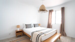 4 slaapkamers, een strijkplank/strijkijzer, reisbedje, gratis wifi