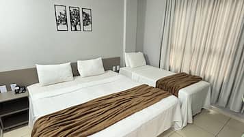 Leilighet | Skrivebord for bærbar PC, blendingsgardiner og strykejern/-brett