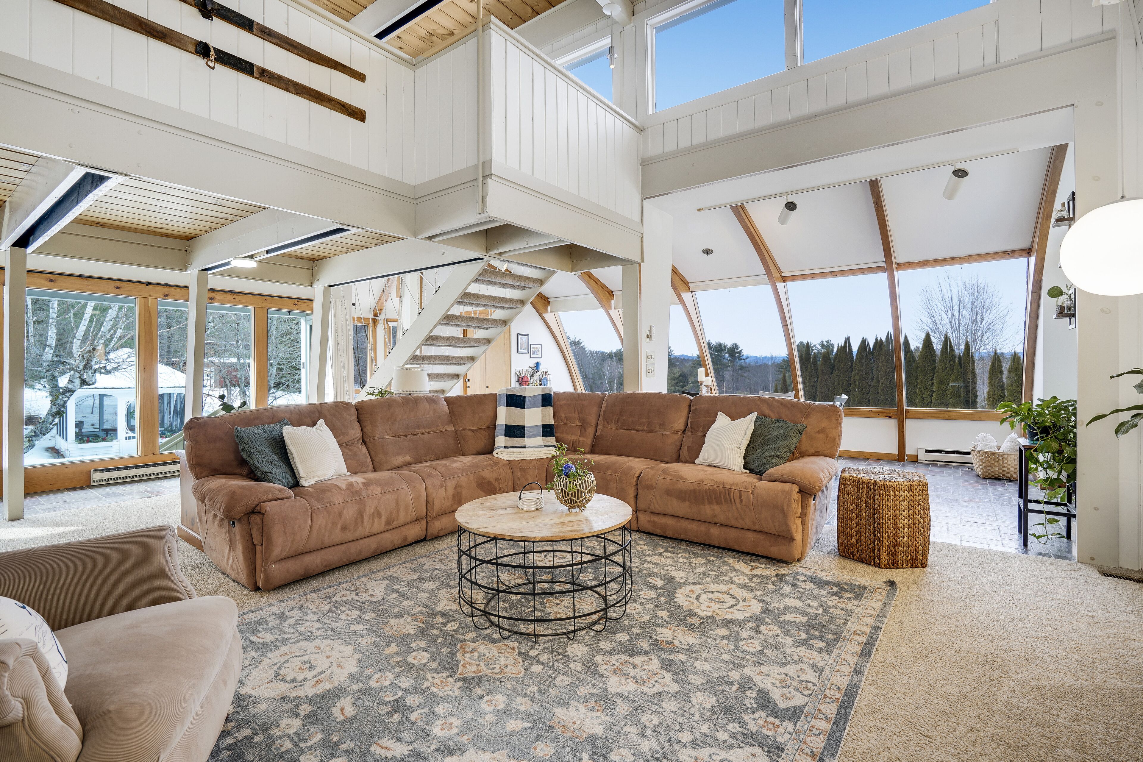 Una Smart TV, una chimenea, una mesa de tenis de mesa, libros