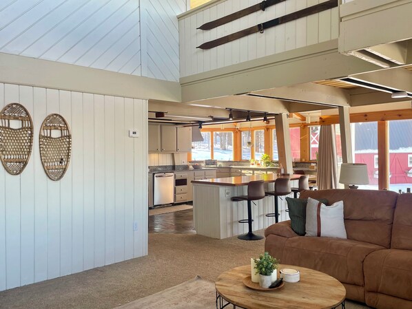 Een smart-tv, een open haard, boeken en een stereo