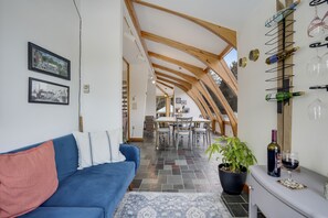 Smart-TV, Kamin, Tischtennisplatte, Bücher