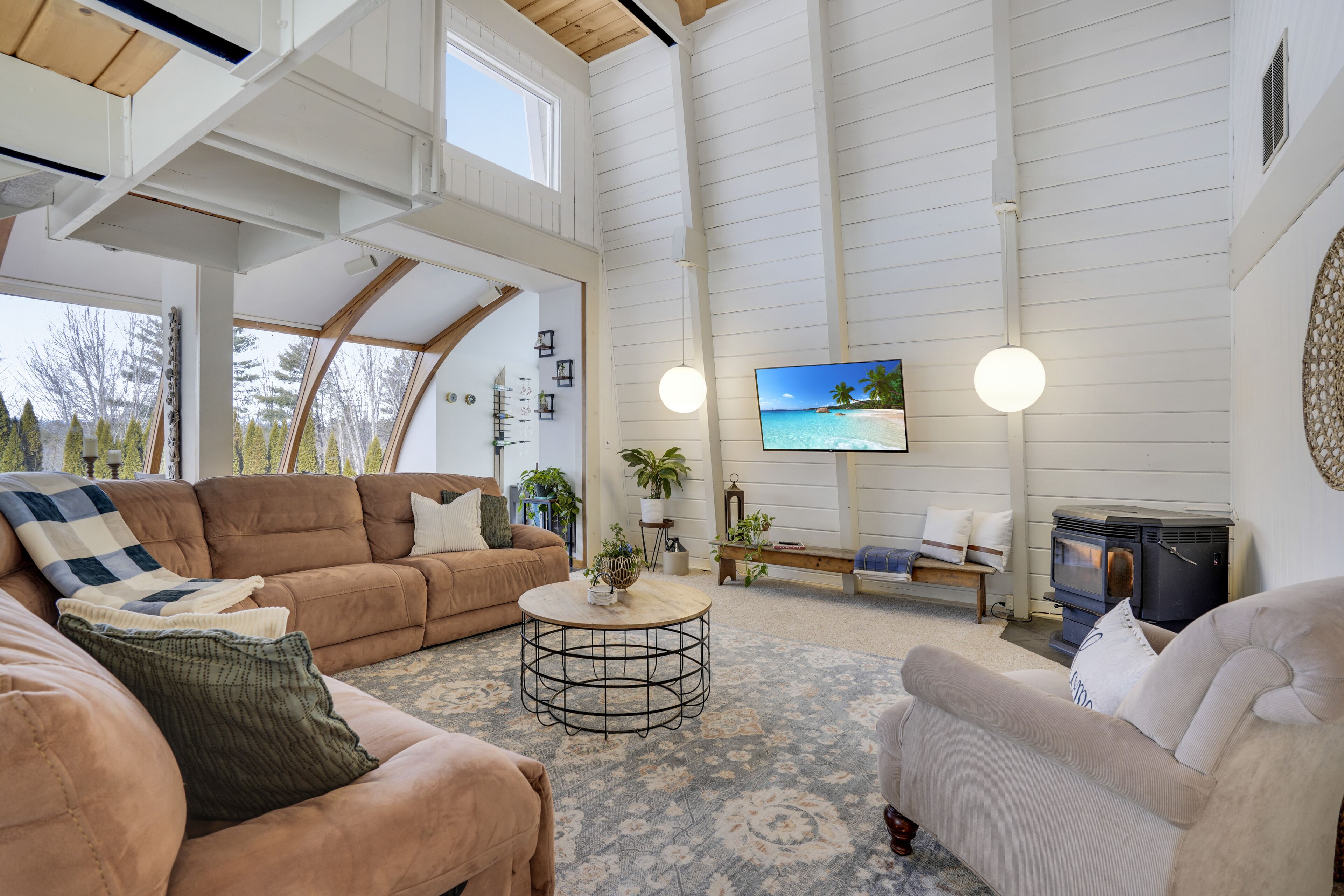 Smart TV, fireplace, ping pong, books