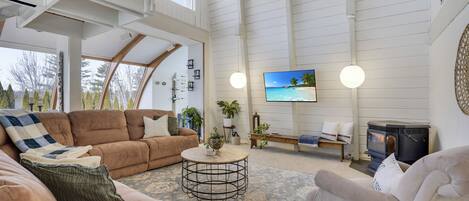 Smart TV, fireplace, ping pong, books