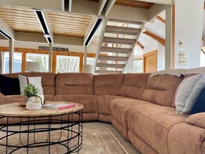 Smart-TV, peis, bordtennis og bøker