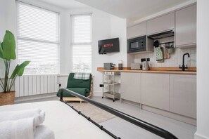 1 bedroom, free WiFi, bed sheets - Independent | Kitchen, Desk & Washer | Free Parking (Liverpool)