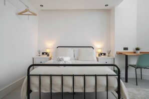 1 bedroom, free WiFi, bed sheets - Independent | Kitchen, Desk & Washer | Free Parking (Liverpool)