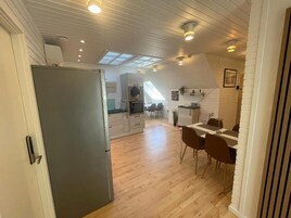 Full-size fridge, microwave, oven, stovetop