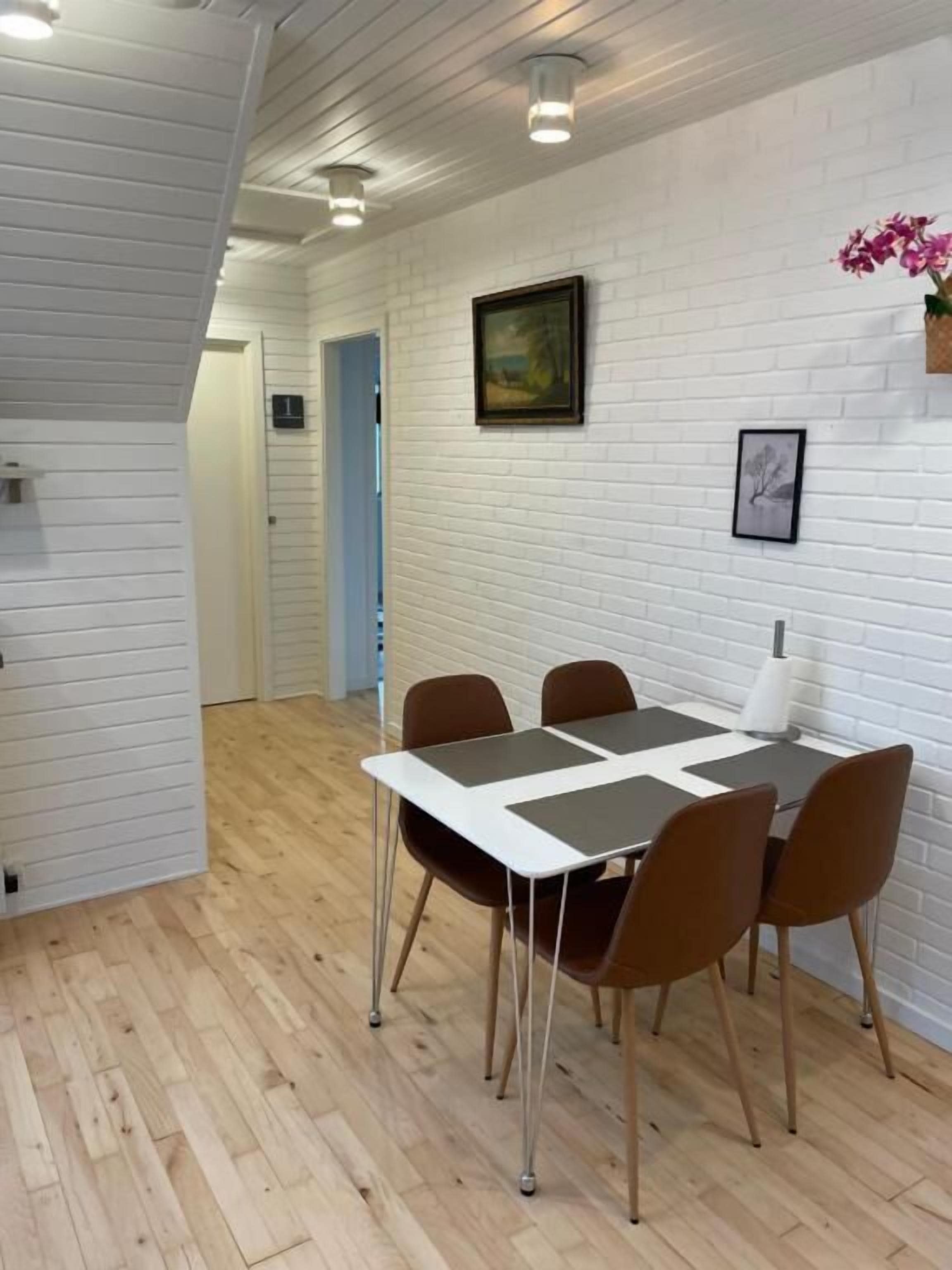 Køleskab/fryser i fuld størrelse, mikrobølgeovn, ovn, kogeplade