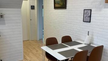Køleskab/fryser i fuld størrelse, mikrobølgeovn, ovn, kogeplade