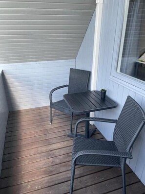 Comfort szoba kétszemélyes ággyal, kilátással az udvarra | Terasz/udvar