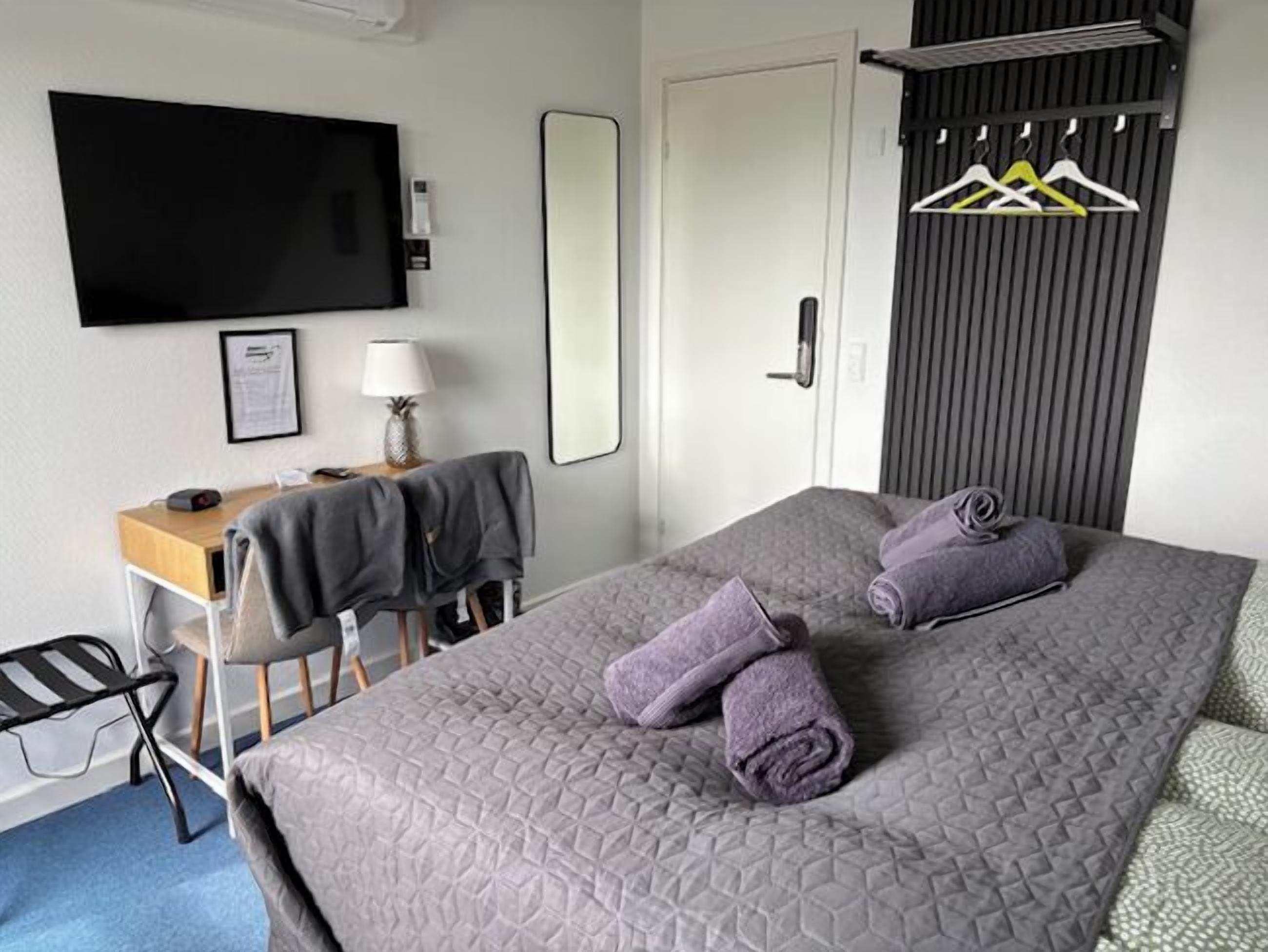 Skrivebord, arbejdsområde til bærbare computere, mørklægningsgardiner