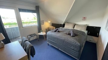 Comfort-dobbeltværelse - udsigt til gårdsplads | Skrivebord, arbejdsområde til bærbare computere, mørklægningsgardiner