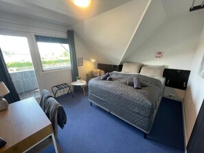 Comfort szoba kétszemélyes ággyal, kilátással az udvarra | Íróasztal, laptophoz jól használható munkafelület és sötétítőfüggöny