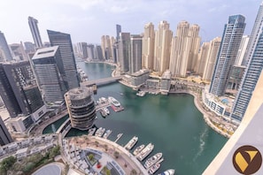 Un hotel moderno con vista a la marina y al agua.