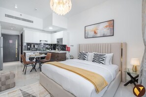 1 dormitorio, escritorio, tabla de planchar con plancha y wifi