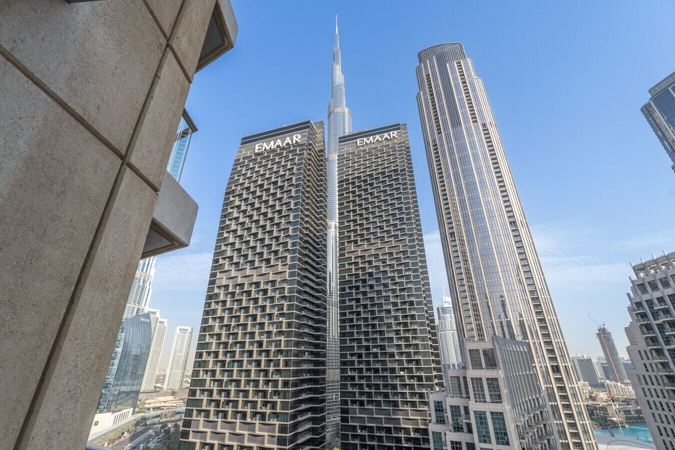 Zwei Hochhäuser mit der Beschriftung "EMAAR", mit einer gitterförmigen Fassade und einem markanten, zentralen Turm.