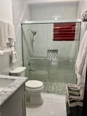 Secador de pelo, toallas, jabón y papel higiénico