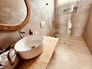 Ducha, secador de pelo, bidet, toallas