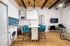 Køleskab, mikrobølgeovn, kaffe-/temaskine