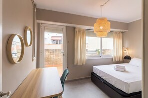 Tabla de planchar con plancha, wifi gratis y ropa de cama
