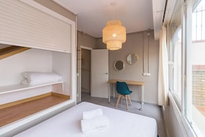 Tabla de planchar con plancha, wifi gratis y ropa de cama 