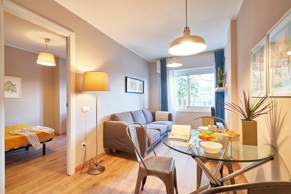 TV - FABRA 3-1 - Three Bedroom Apartment, Sleeps 4 (Barcelona)