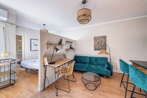 Een strijkplank/strijkijzer, gratis wifi, beddengoed