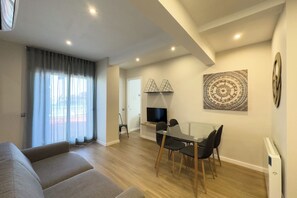 TV - FABRATIC-3h - Three Bedroom Apartment, Sleeps 5 (Barcelona)