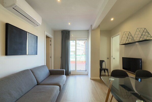 TV - FABRATIC-3h - Three Bedroom Apartment, Sleeps 5 (Barcelona)