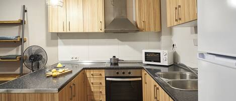 Een koelkast, een magnetron, een oven, een kookplaat