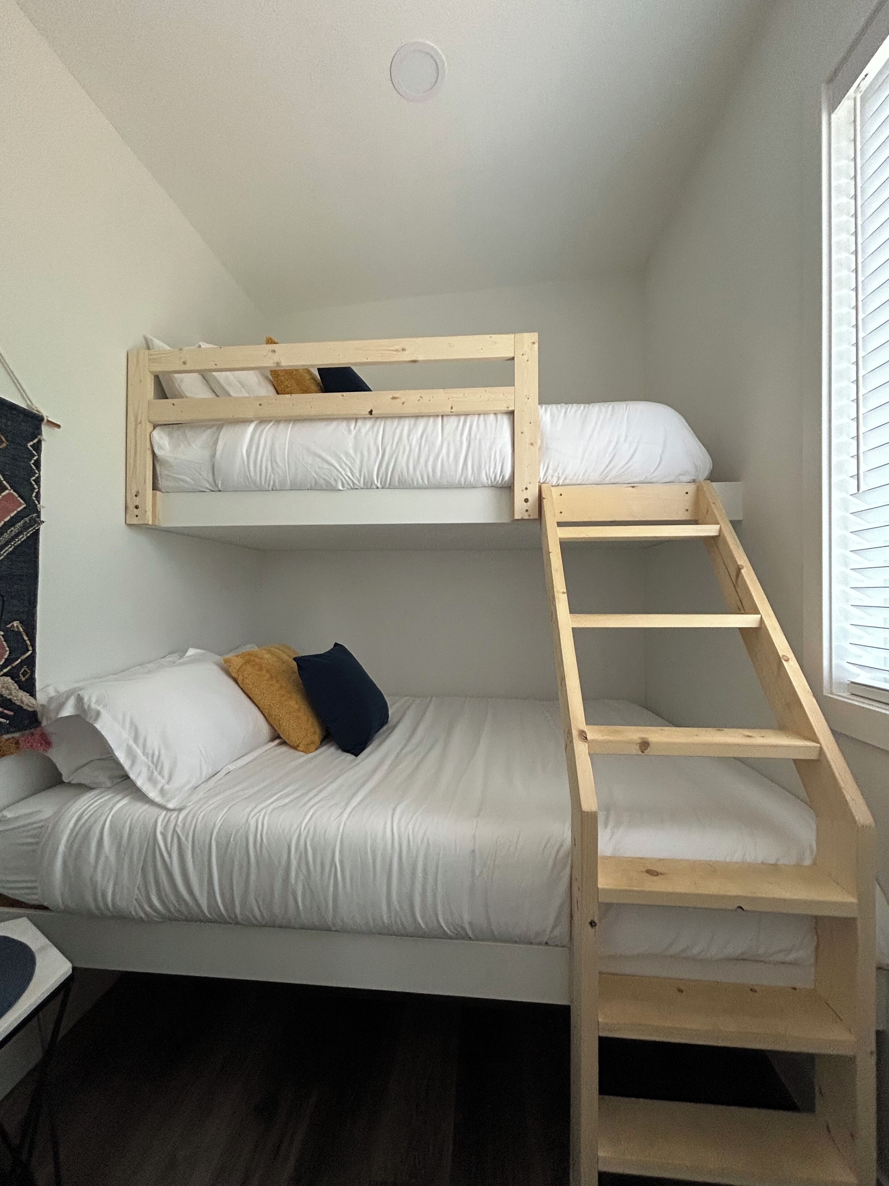 2 bedrooms, travel crib, free WiFi, bed sheets