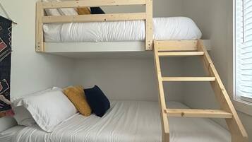 2 bedrooms, travel crib, free WiFi, bed sheets
