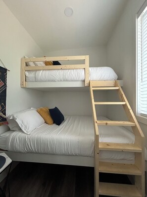 2 Schlafzimmer, Reisekinderbett, kostenloses WLAN, Bettwäsche
