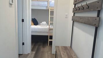 2 slaapkamers, reisbedje, gratis wifi, beddengoed