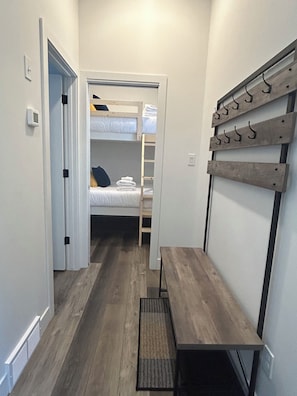 2 bedrooms, travel crib, free WiFi, bed sheets - Mountainside Getaway with Games Room (Blairemore)