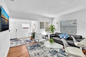 Smart TV, ping pong - Dreamy Hollywood Beach Escape | Jacuzzi & Fire Pit (Dania Beach)