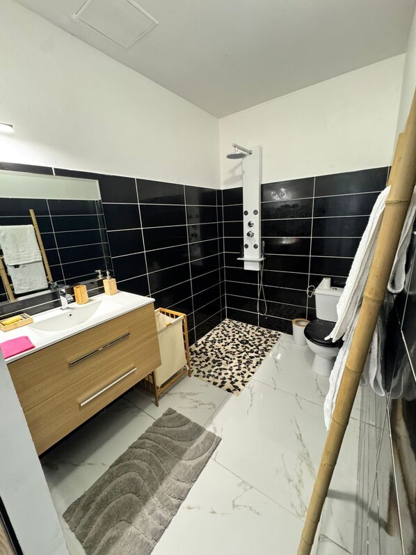 Towels, soap, toilet paper - Welcome to MBA HOUSE - Relaxation & Comfort in Guadeloupe! (Pointe-à-Pitre)