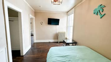 1 habitación, escritorio, tabla de planchar con plancha y wifi