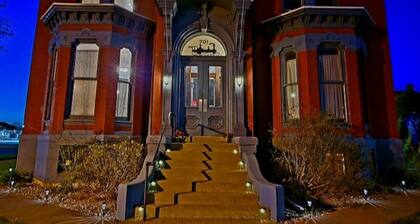 Downtown Historical 1 Bed Apt