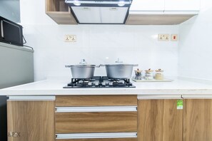 Réfrigérateur, micro-ondes, plaque de cuisson, bouilloire électrique