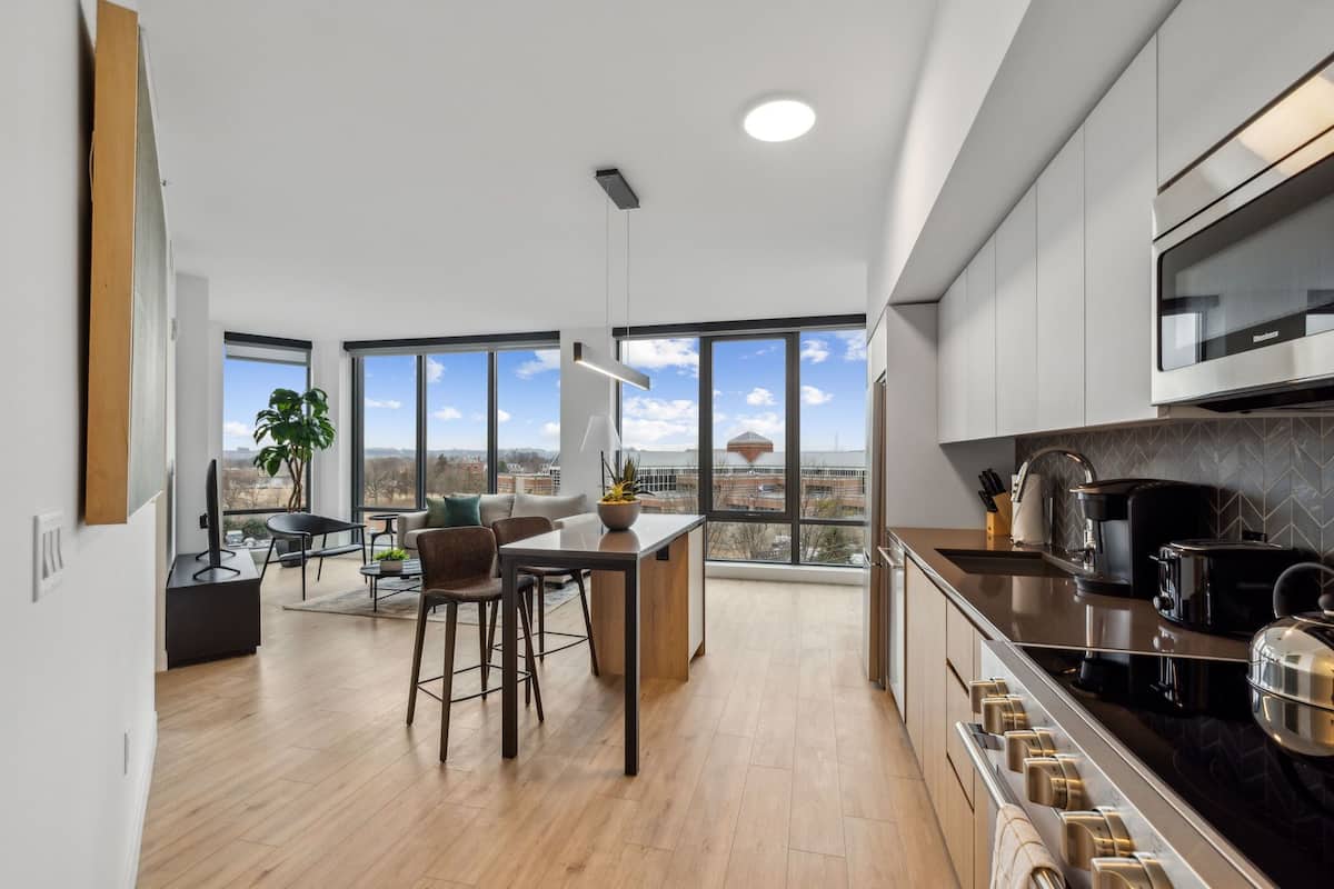 Full-sized fridge, microwave, oven, stovetop